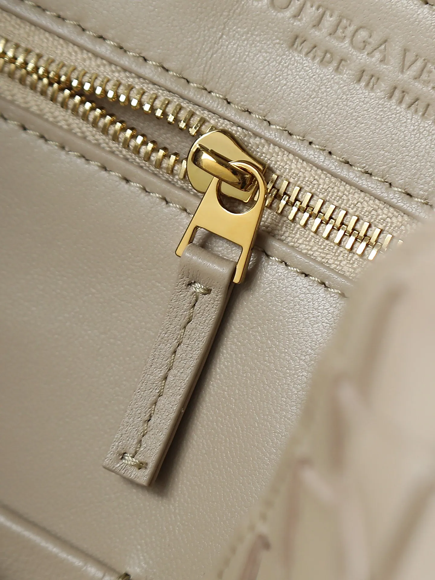 1550. Andiamo is shipping‼ ️Really popular🔥The new Andiamo woven handbag launched by Bottega Veneta this season is really popular all over the world! ! Celebrities at home and abroad have worn it, and Oscar-winning actress Michelle Yeoh has taken it out on the street. Song Jia, Trai Yala, Yu Feihong, Sanji Ayaka, Rosie Hunting-Whiteley, Yoshioka Riho, etc. have all worn this bag. It is classic and versatile and shows off your temperament, and the bag capacity is also large, which is very convenient for daily commuting! ! A variety of carrying methods, the shoulder straps can be adjusted by yourself, the original lambskin feels soft and delicate, and the unisex style breaks gender boundaries and brings a more practical and longer-lasting use experience. Andiamo, which has both elegant and casual styles, perfectly interprets the true appearance of "fashionable old money style". Style number: 766016 Size: 32*24*12